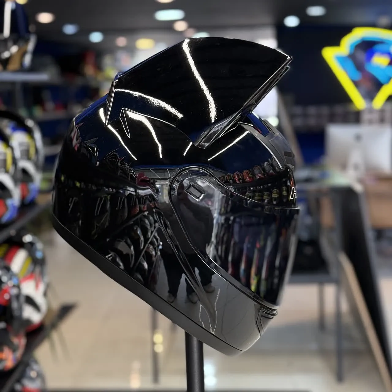 کلاه کاسکت گوش دار فک ثابت HNJ رنگ مشکی براق طلق رنگی